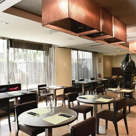 Hotel Grums & 4*